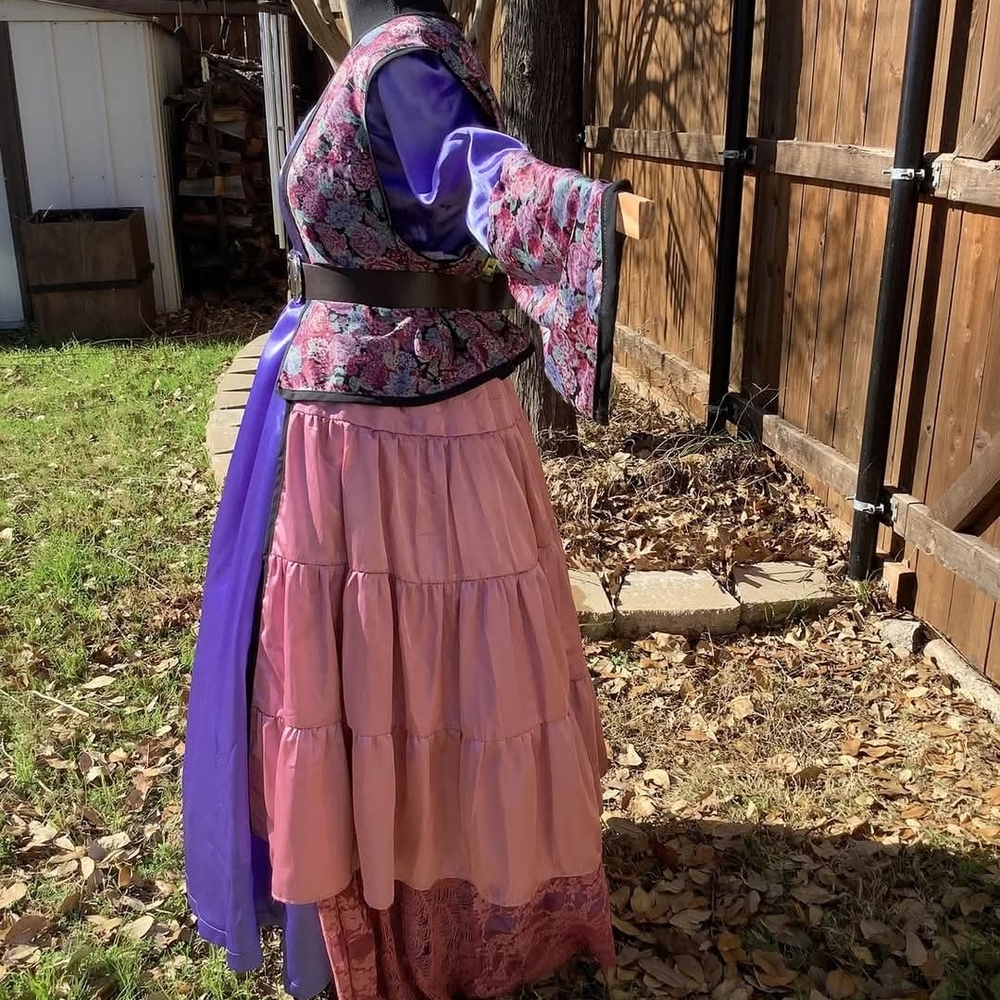 Women's Renaissance Ensemble - Picture 9 of 10